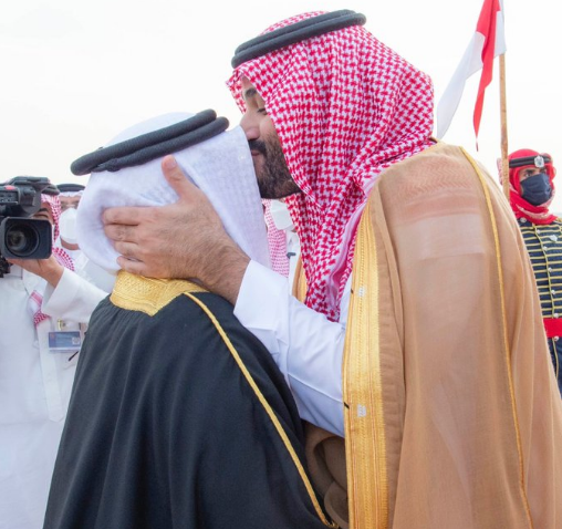 ولي العهد محمد بن سلمان يقبل رأس حمد بن عيسى ويثير تفاعلاً كبيراً